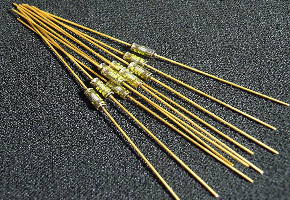 Резистор с золотыми ножками