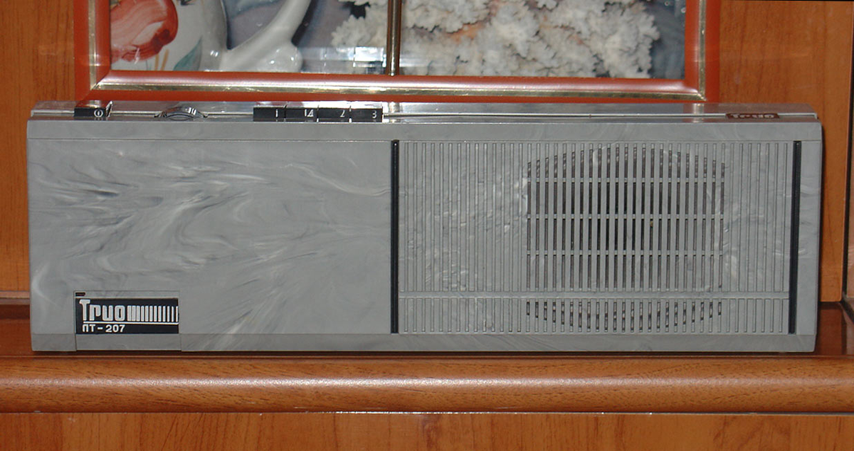 Такое радио было в моей спальне.
