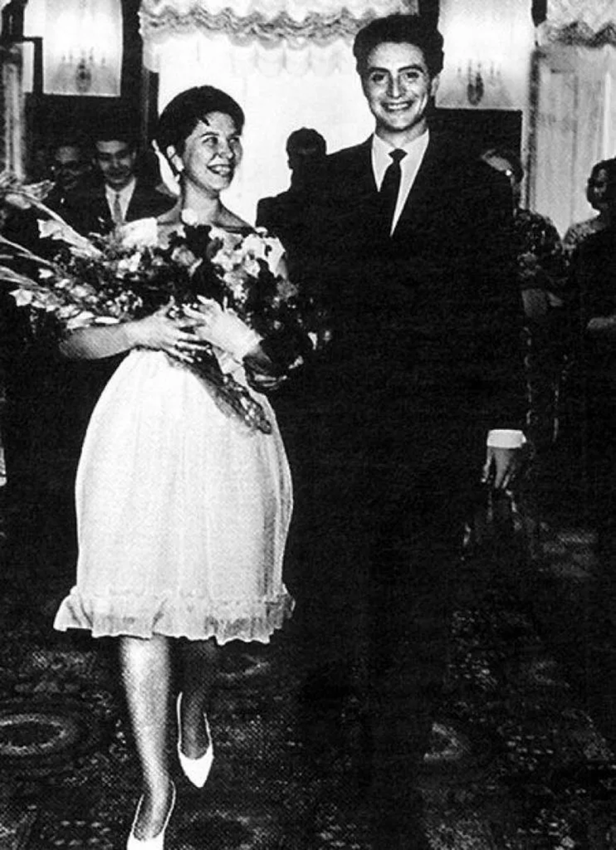 После нескольких дней ухаживаний и чтения стихов Смехов сделал Алле предложение. По возвращении в Москву парень представил избранницу родителям.