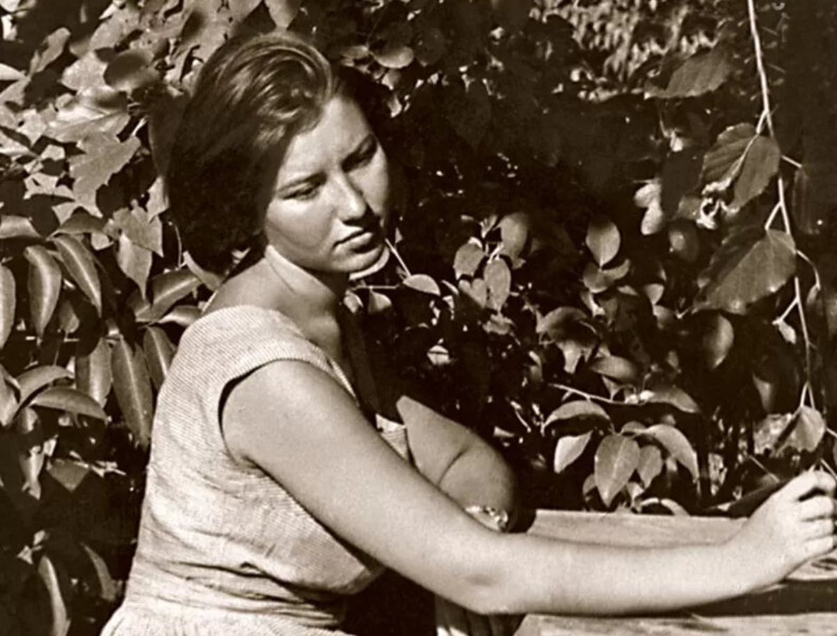 Несмотря на явный мезальянс, Алла не чувствовала себя чужой в родительском доме мужа.