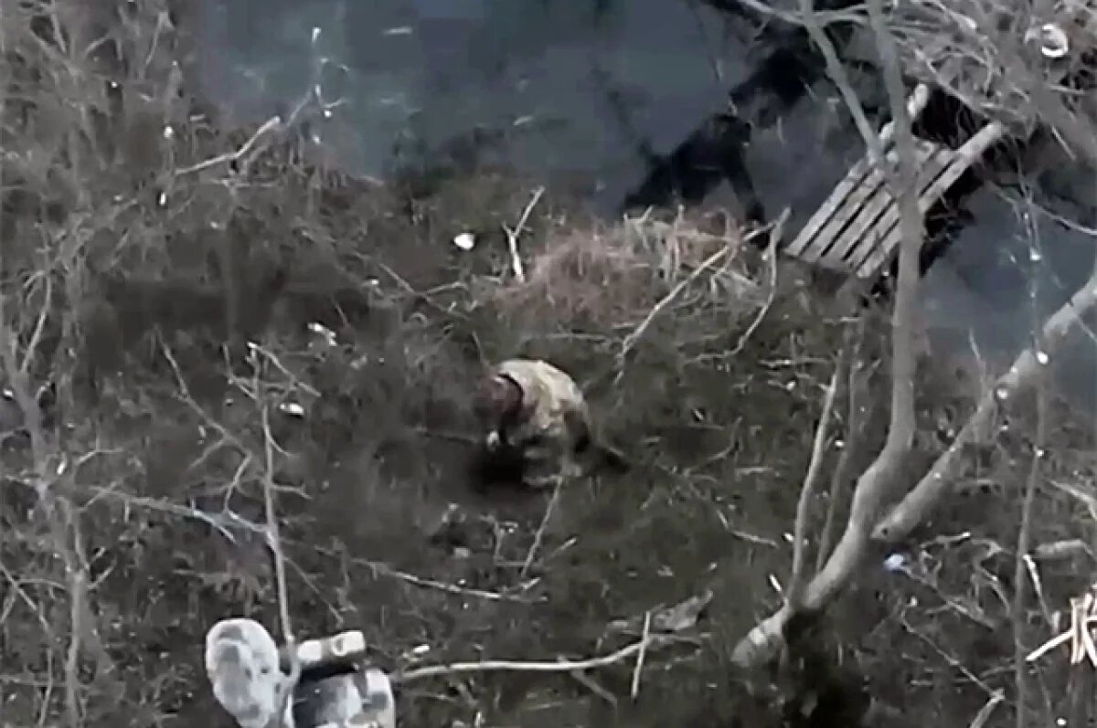    Украинский солдат бросил автомат, упал на колени, стал неистово креститься.