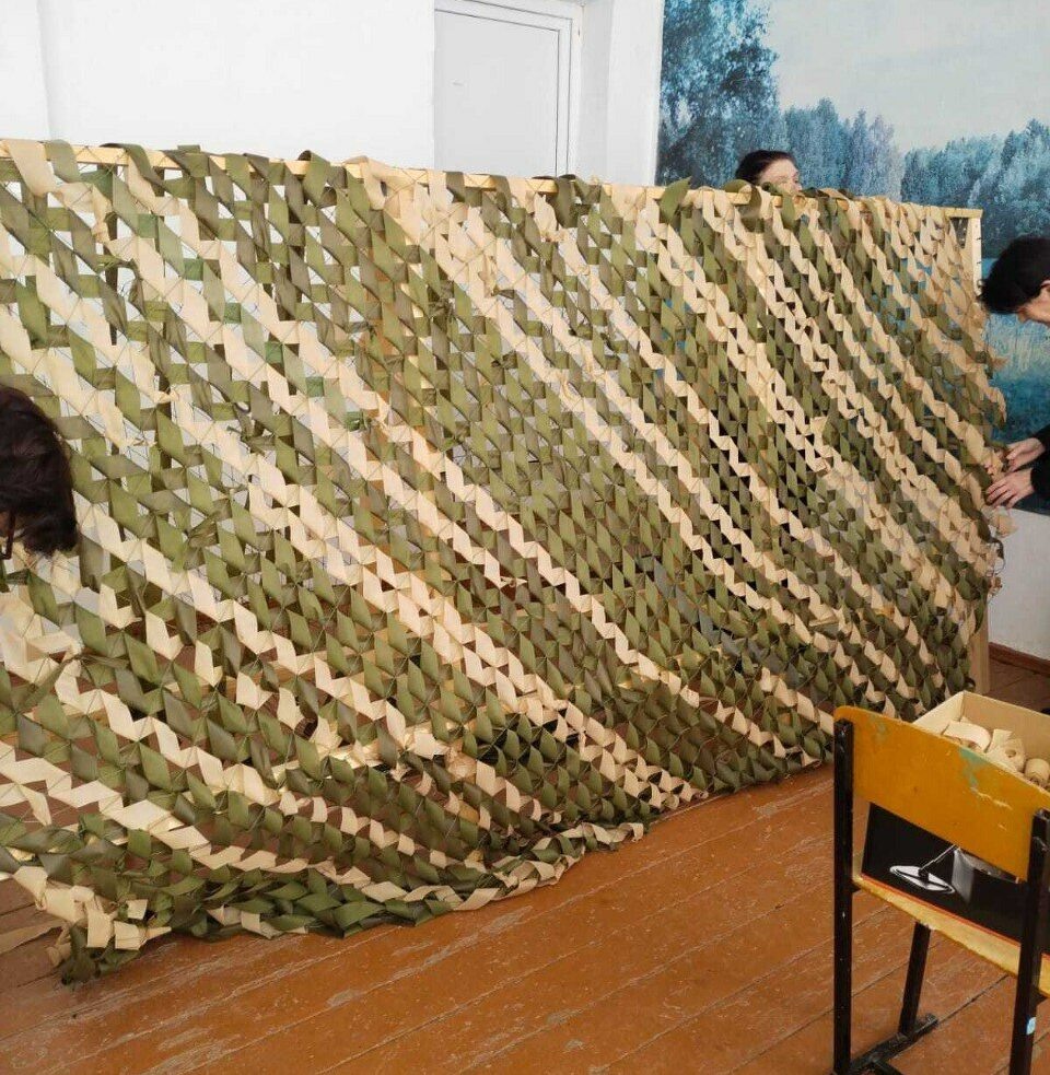  📷    Уже более 20 масксетей передали в зону СВО мастерицы из Чапаевки Новоорского района Марина Шарт