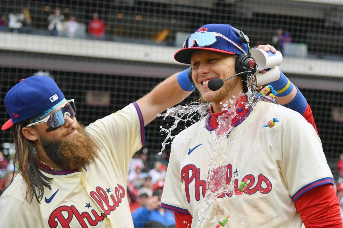 Брэндон Марш радуется вместе с Алеком Бомом после победного матча. (Eric Hartline / Imagn Images)
