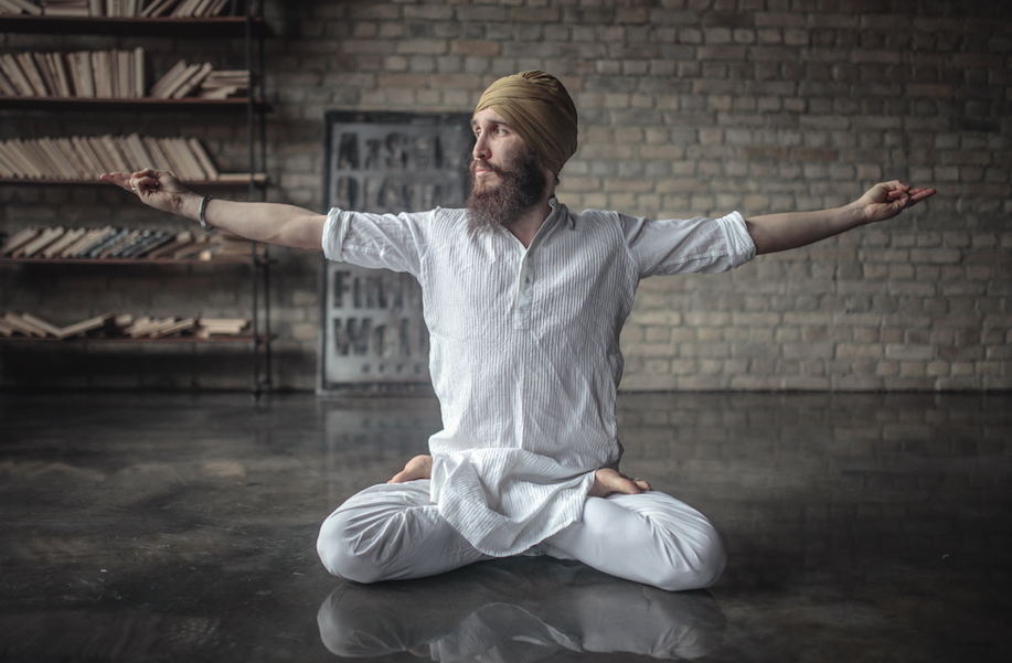 Алексей Владовский
Известный на всю Россию преподаватель кундалини, организатор курсов и МК.
Алексей Владовский - опытный преподаватель Кундалини Йоги в традиции Йоги Бхаджана, практикующий психолог, специалист по телесно-ориентированной психокоррекции, заведующий кафедрой «Современная Йога» в Академии Социальных Технологий, сикх, автор уникальных семинаров и групповых тренингов. Лидер музыкального проекта «Yoginroll», счастливый муж и отец.