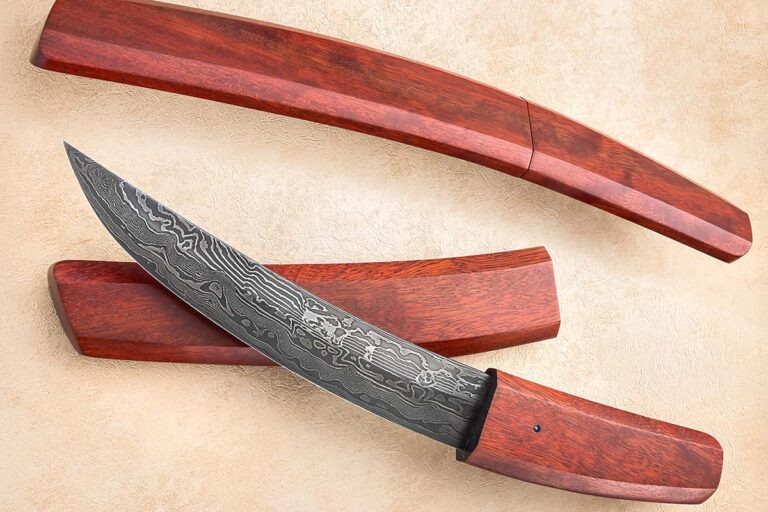 Марди Мешеджян, известный под псевдонимом ABS, — талантливый кузнец, который создаёт предметы в японском стиле, украшая их дамаском и полируя дерево. В своей работе он использует уникальный изогнутый клинок и ножны, которые идеально дополняют друг друга.

Обратите внимание на то, как искусно нож и ножны гармонируют, создавая поистине впечатляющее зрелище.