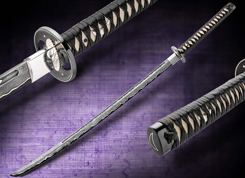 Клинок, созданный в Японии, Katana Silver Moon от Дениса Тирелла — это произведение искусства. Его лезвие длиной 29 дюймов покрыто серебром. Оно состоит из дамасской стали, покрытой серебром, и сердечника из углеродистой стали 80CrV2.

Рукоять, традиционно обернутая в tsuka, украшена фурнитурой из серебра и мягкой стали. На ней также можно увидеть серебряную инкрустацию. Гарда, или tsuba, выполнена из мягкой стали.

Общая длина меча составляет 40 дюймов.

Стоимость аналогичного меча от Тайрелла — 9500 долларов. 