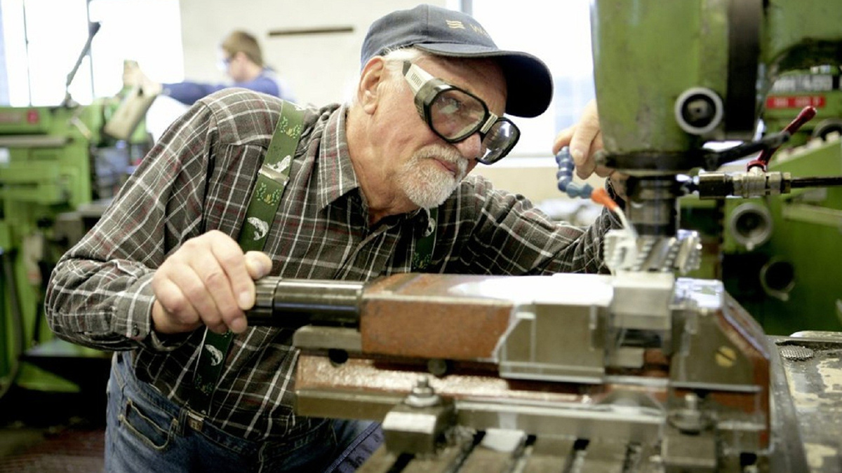  9,5%  недостаточно для  жизни, это заставляет пожилых людей искать другие источники дохода