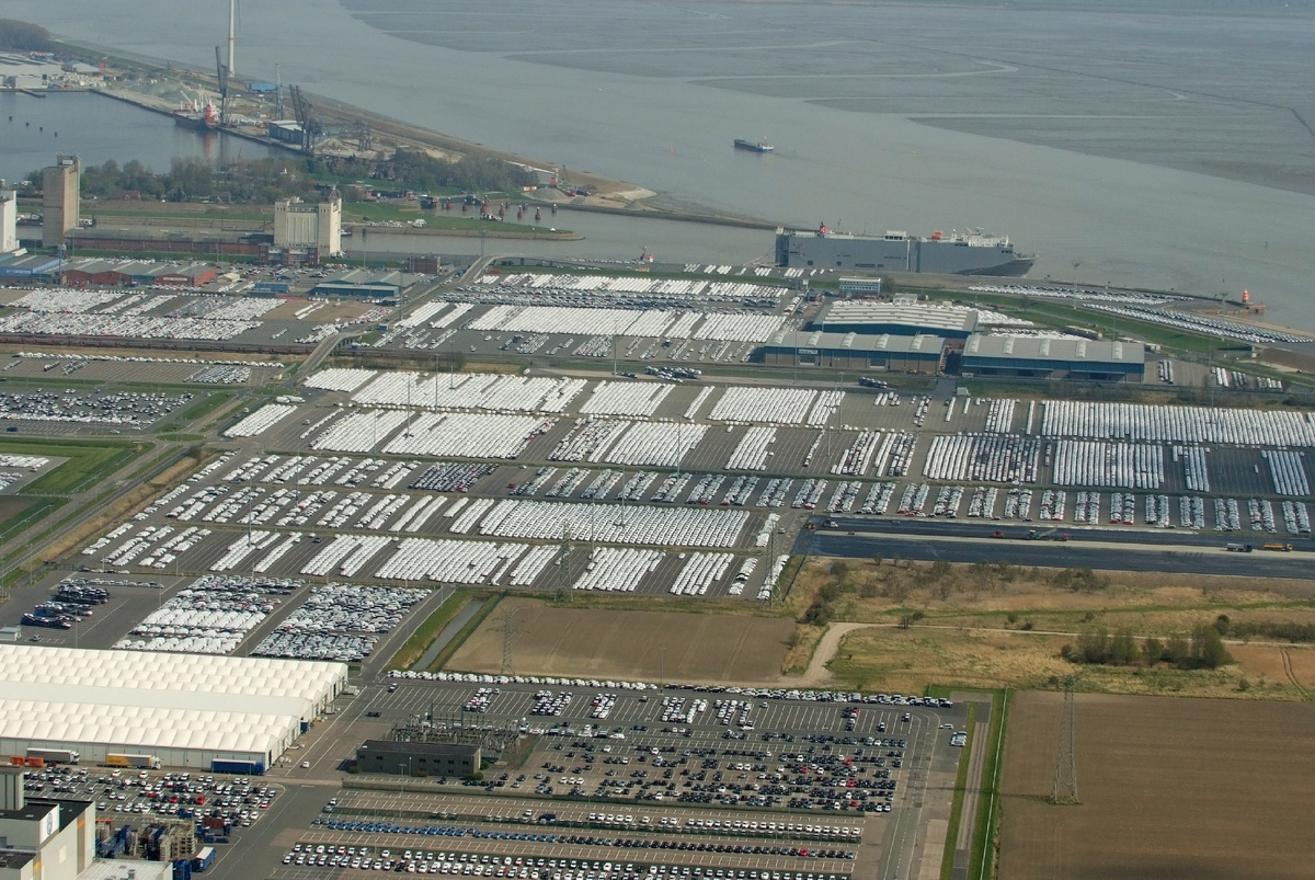 «Фольксваген» в гавани Эмдена, река Эмс на заднем плане. В конце XIX века был построен большой канал Дортмунд-Эмс, который соединил Эмден с Рурской областью. Это сделало Эмден «морским портом Рурской области», которым он оставался до 1970-х годов. Уголь с юга доставляли в порт на Северном море, а импортную железную руду отправляли по каналу в сторону Рейна и Рура. Последний грузовой корабль с железной рудой пришвартовался в порту Эмдена в 1986 году. 