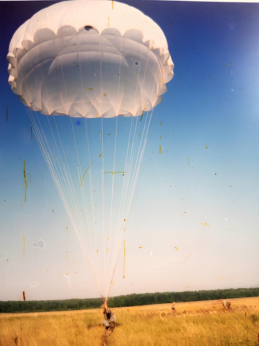 Парашютные прыжки солдат ВДВ. Фото из семейного архива.