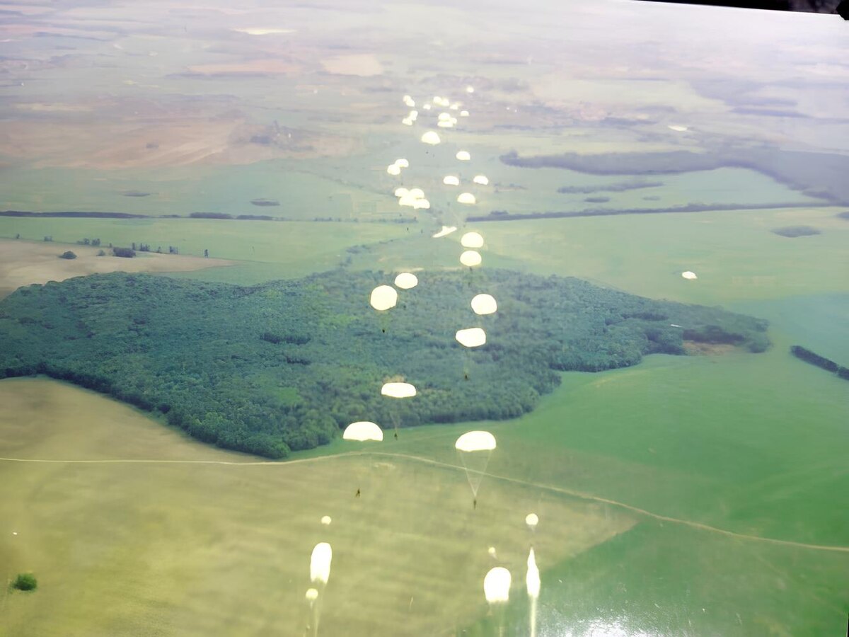 - Ой, мам, смотри, что-то падает, похожее на одуванчики... -Это сынок, десантники!!!