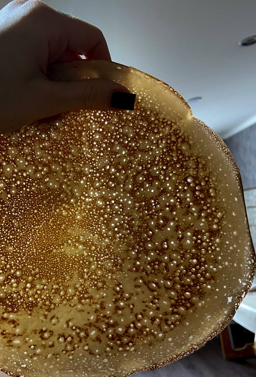 Делюсь с вами своим рецептом приготовлением  заварных блинов на молоке и кипятке. Получаются очень красивые блинчики, с дырочками.) И вкусные. А готовить заварные блины - одно удовольствие! Рецепт очень быстрый и простой.