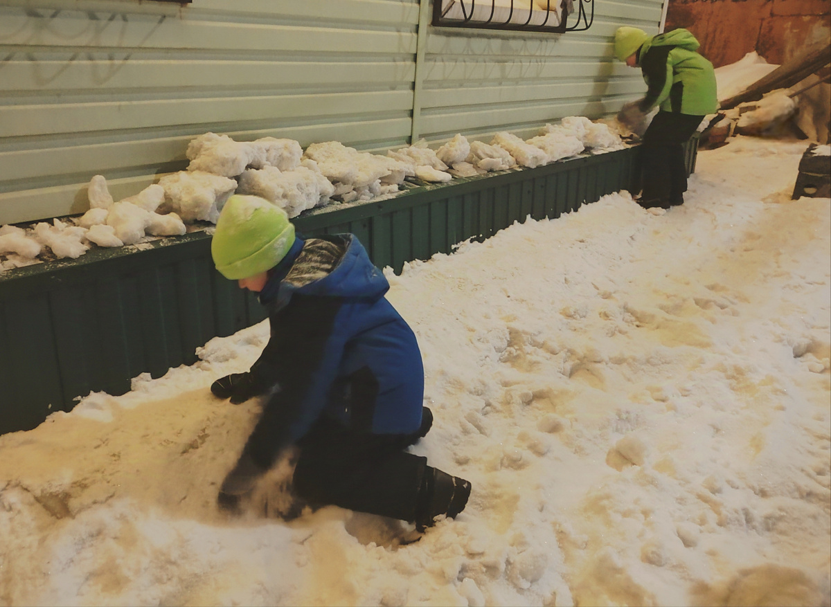 Вадим и Паша. Ледышки коллекционируют