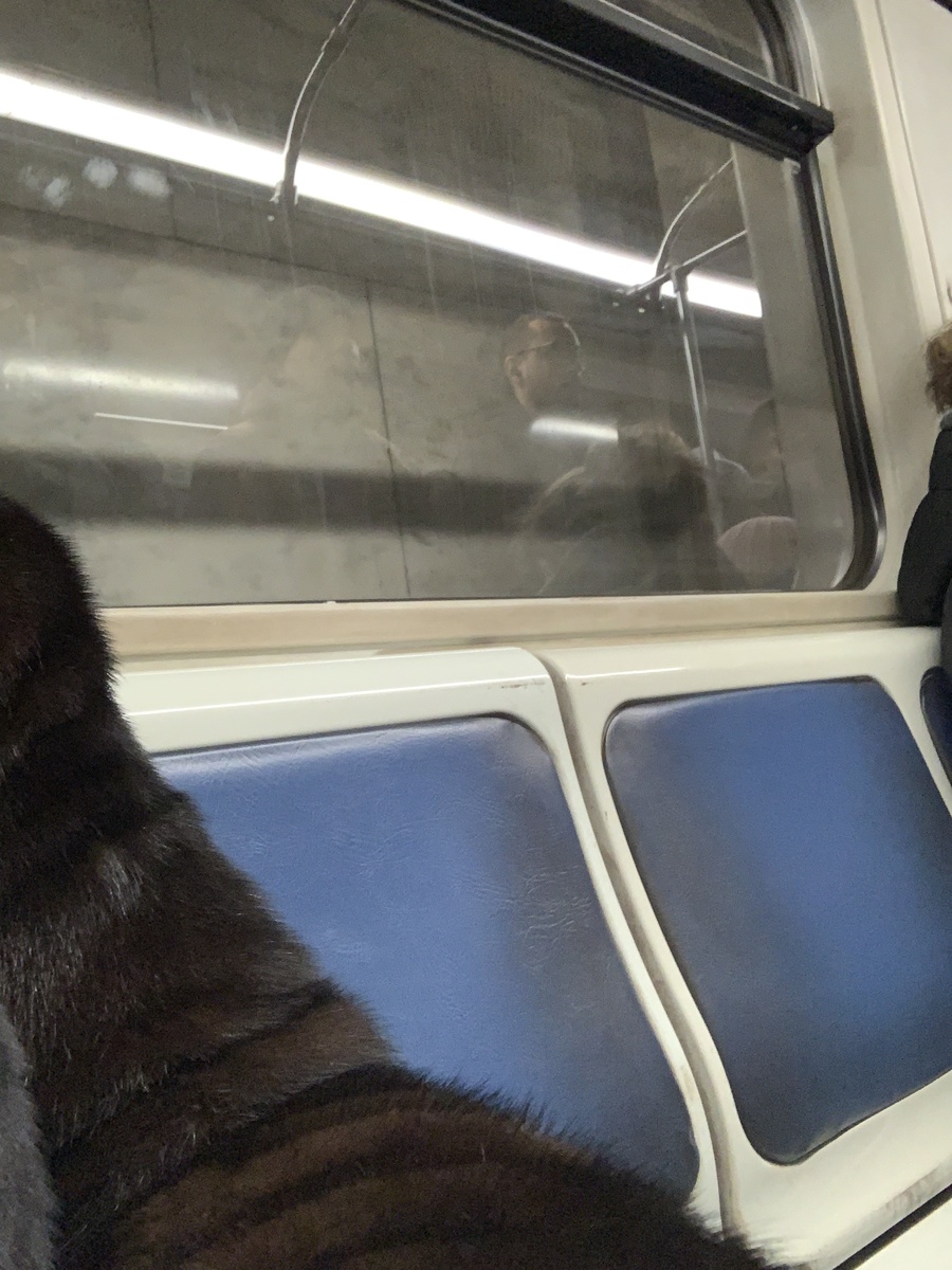 Фото автора канала. В стекло видно мужчин.