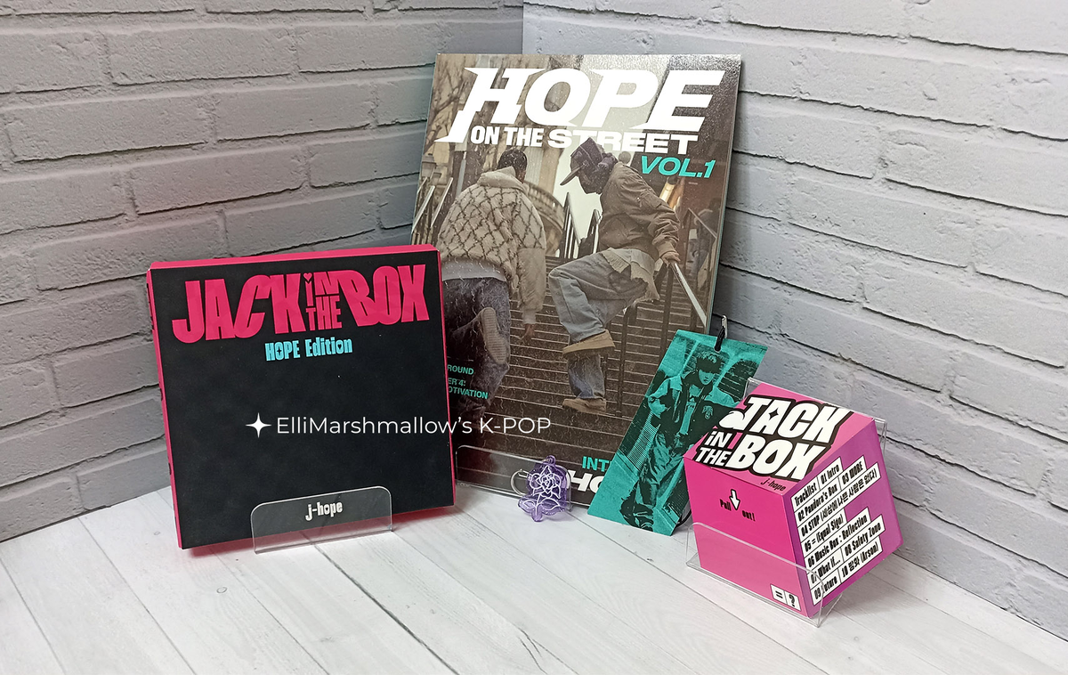 По моему скромному мнению, альбомы Хоби - что по звучанию, что по физическому воплощению - это вайб! Слева направо моя коллекция: Jack In The Box -Hope Edition-, Hope On The Street vol.1 и Jack In The Box в его первоначальной weverse-версии. Заценили, как круто сочетаются все релизы между собой?