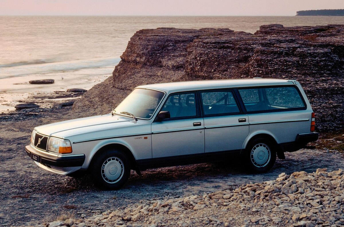 Автомобили Volvos 200-й серии существуют уже почти 20 лет и стали связующим звеном между 1970-ми и 1990-ми годами. Эти автомобили стали культурным феноменом не только на родине, в Швеции и Европе, но и в Северной Америке. На фотографии изображен поздний универсал середины 1980-х годов. Как бы они выглядели сегодня?