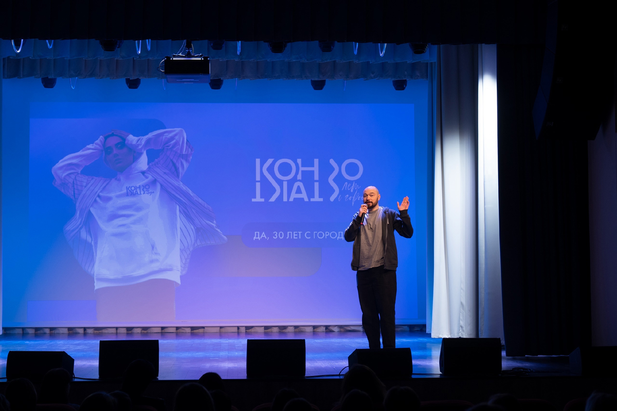 Возможно людям на сцене доверяют чуточку больше. 