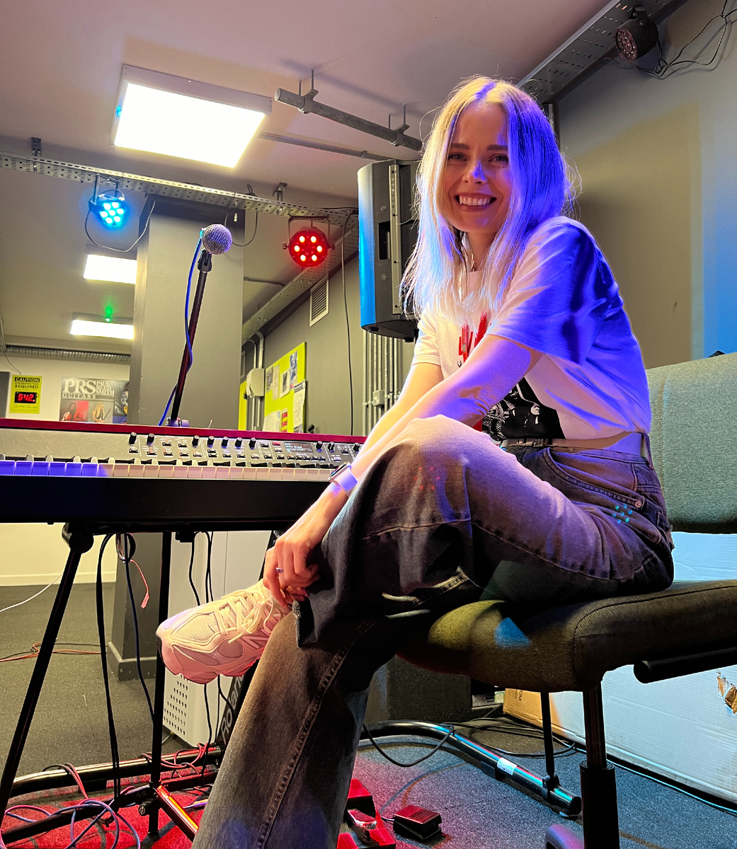 Юлия Кантонистова - певица, музыкант, саунд продюсер, педагог по вокалу.