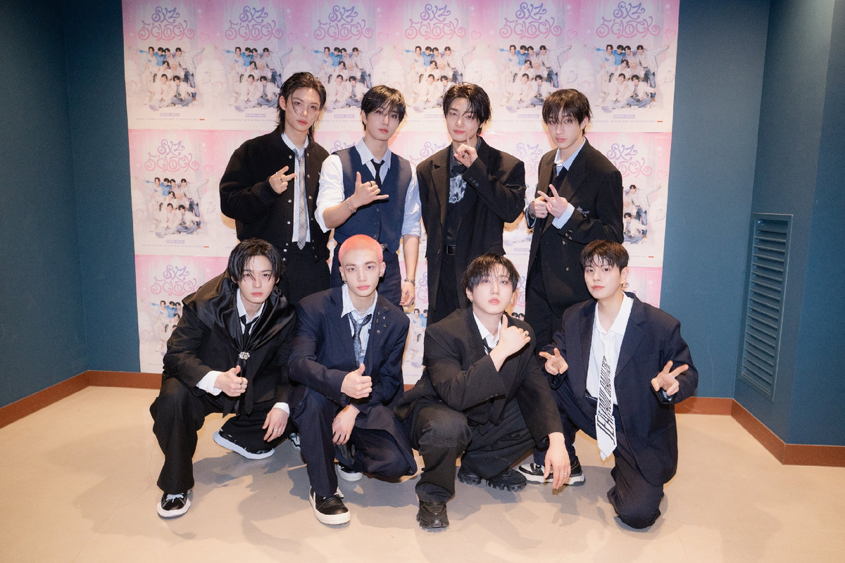 Stray Kids в полном составе! От кого хотели бы получить валентинку? :)