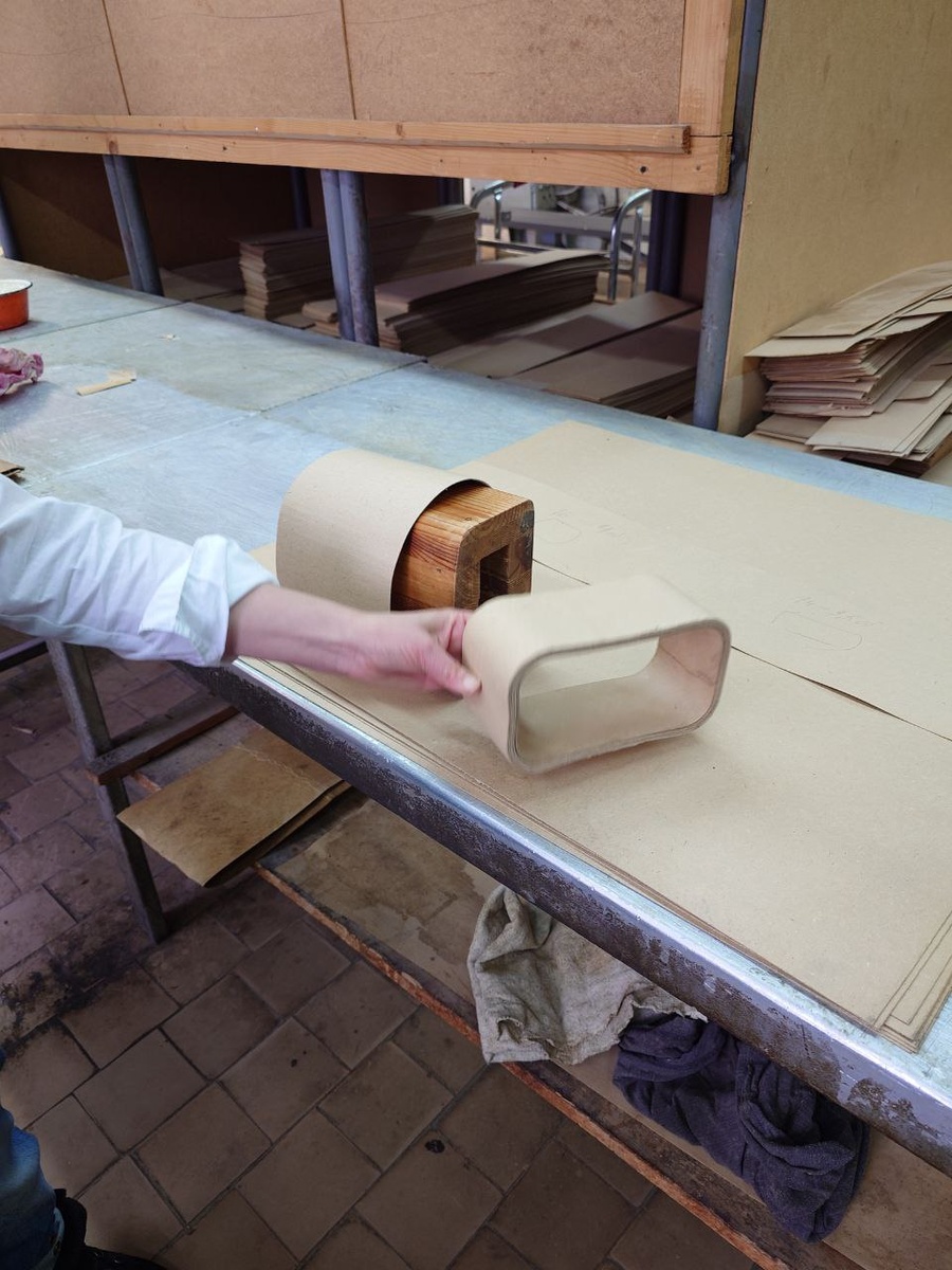 Скленные слои картона -онова для папье-маше