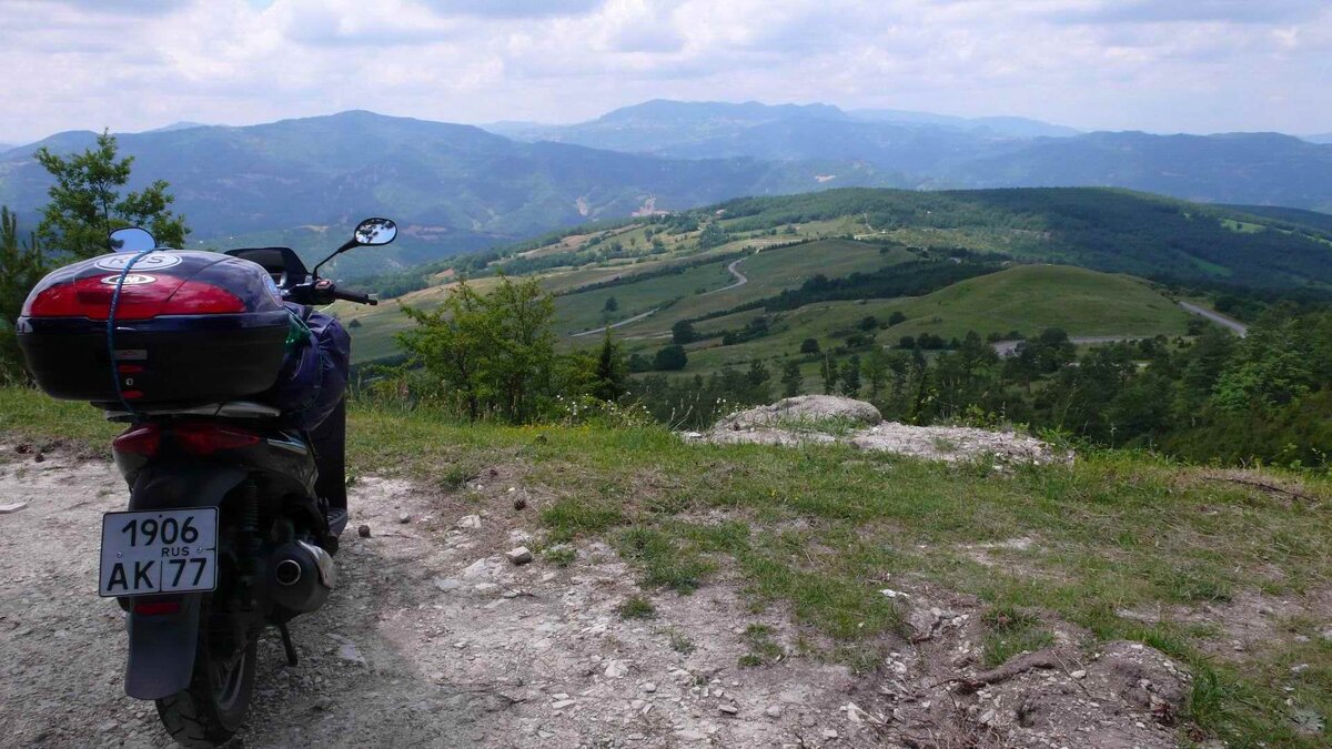 Красивейший район Италии называется Montefeltro. Фото автора,  2007 год