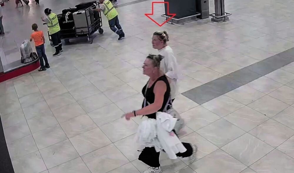 Екатерина с матерью в аэропорту. Фото: скрин с камеры наблюдения.