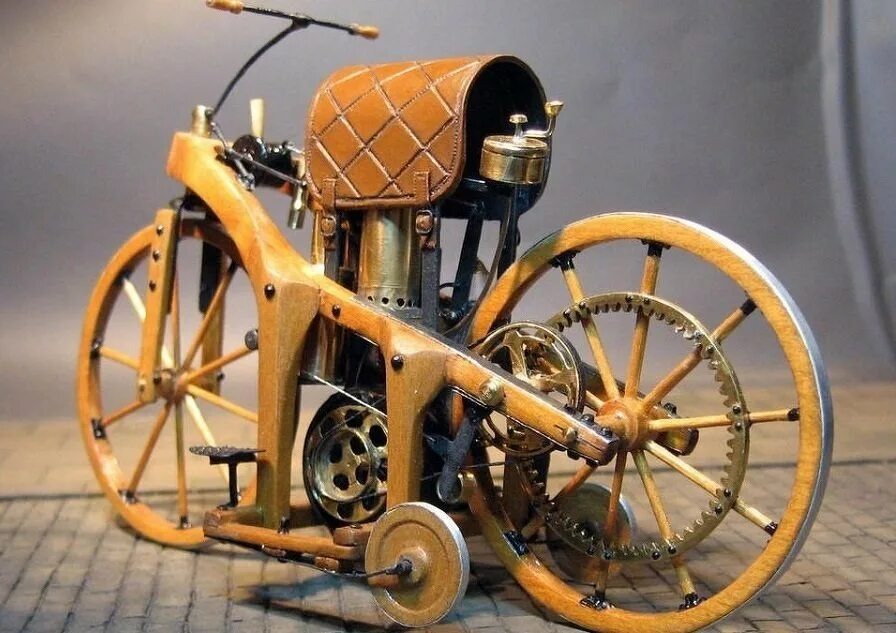 Первый созданный мотоцикл на паровом двигателе.