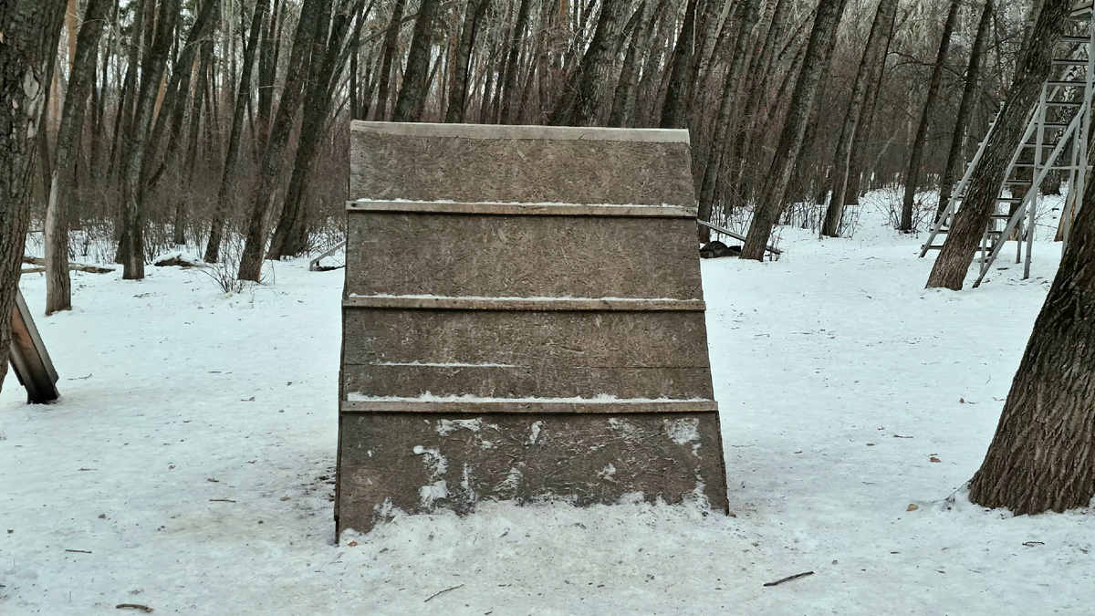 Горка, через которую не все умеют прыгать. Например, я не умею. А Тимоша - да!