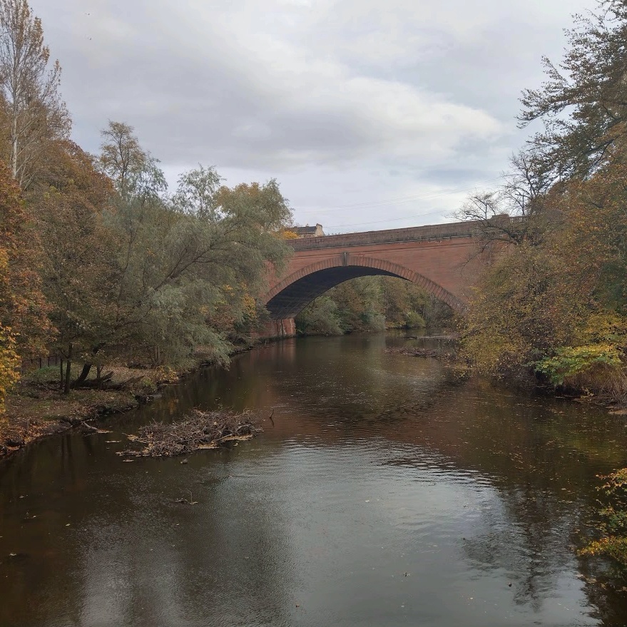 Река Кельвин, на берегу которой расположен сад