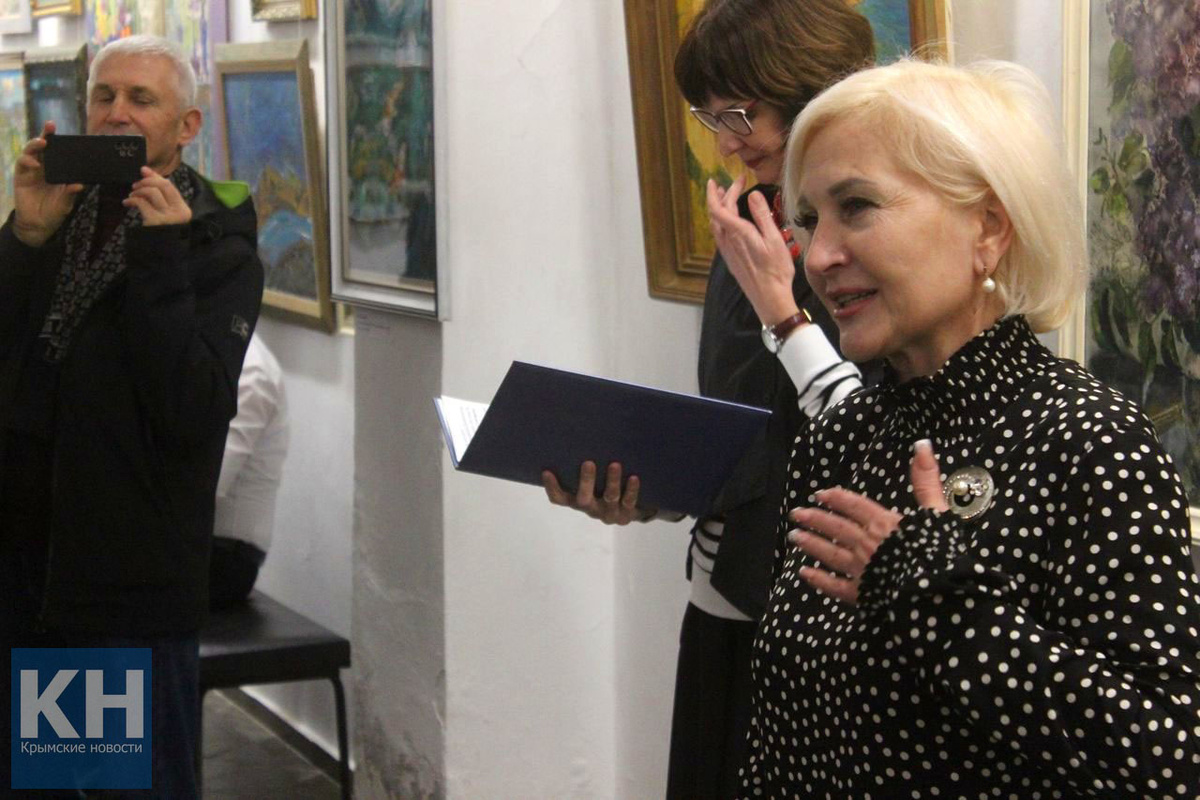 На открытии выставки. Выступление директора феодосийского Музея Александра Грина Анжелы Сердюковой
