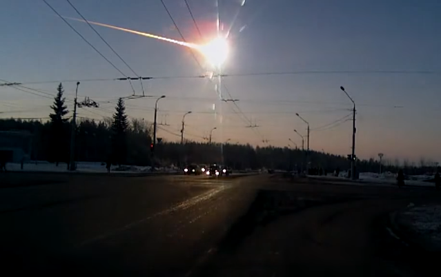 Скриншот с видео, запечатлевшего разрушение Челябинского метеорита в городе Каменск-Уральский (Aleksandr Ivanov, CC BY 3.0)