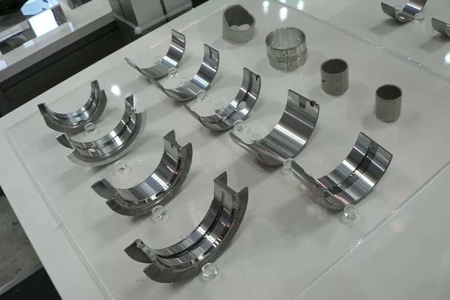 Вкладыши (втулки) подшипников скольжения. Фото: wikipedia.org