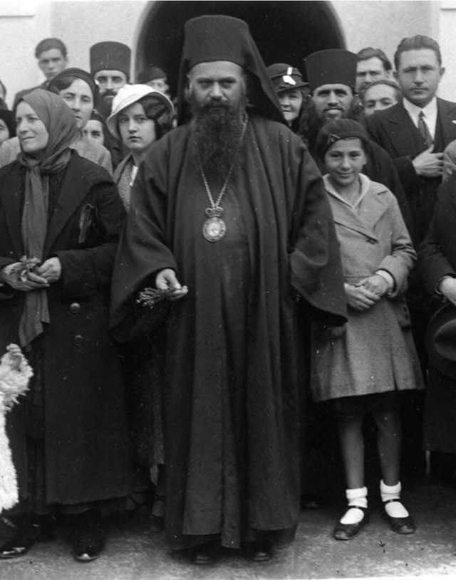 Святитель Николай Сербский со своей паствой. Фото из свободного источника в Интернете. 