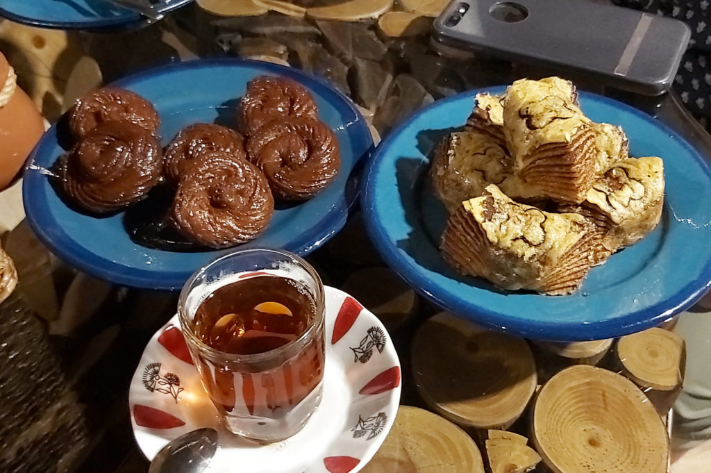 Подача чая в ресторане «Гиланский шах», Лахиджан, Иран. © Денис Шумаков