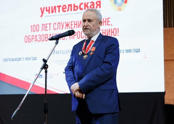    Михаил Богуславский на 100-летии “Учительской газеты “