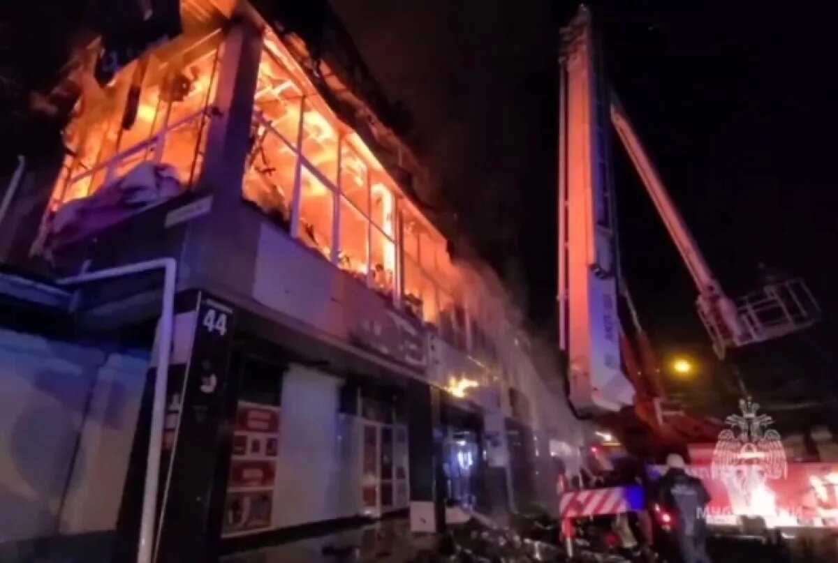    В Симферополе тушат пожар в торговом здании на площади в тысячу квадратов