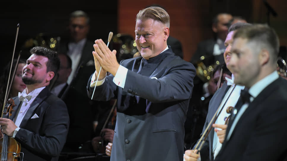 Александр Сладковский (в центре) .📷Фото: Бизнес Online / ТАСС