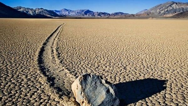 Таинственные движущиеся камни.