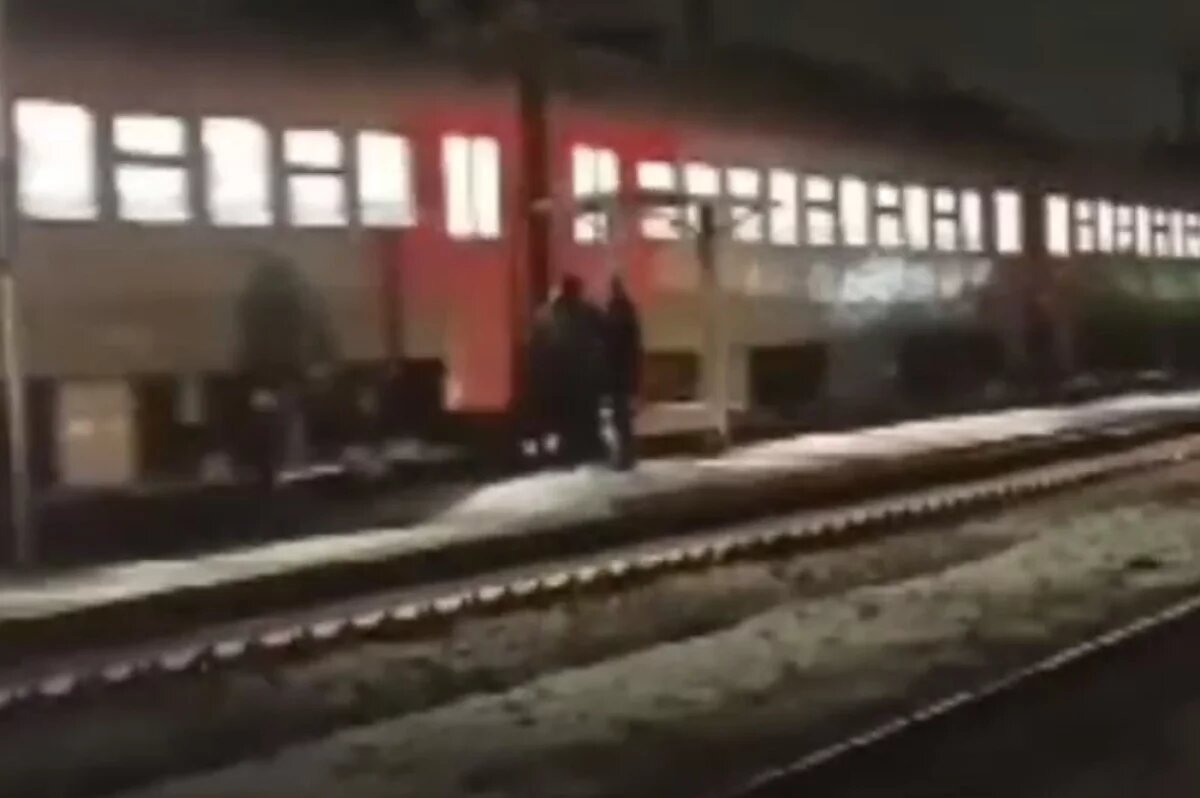    Дети ходят из школы в Дагестане через железную дорогу в полной темноте