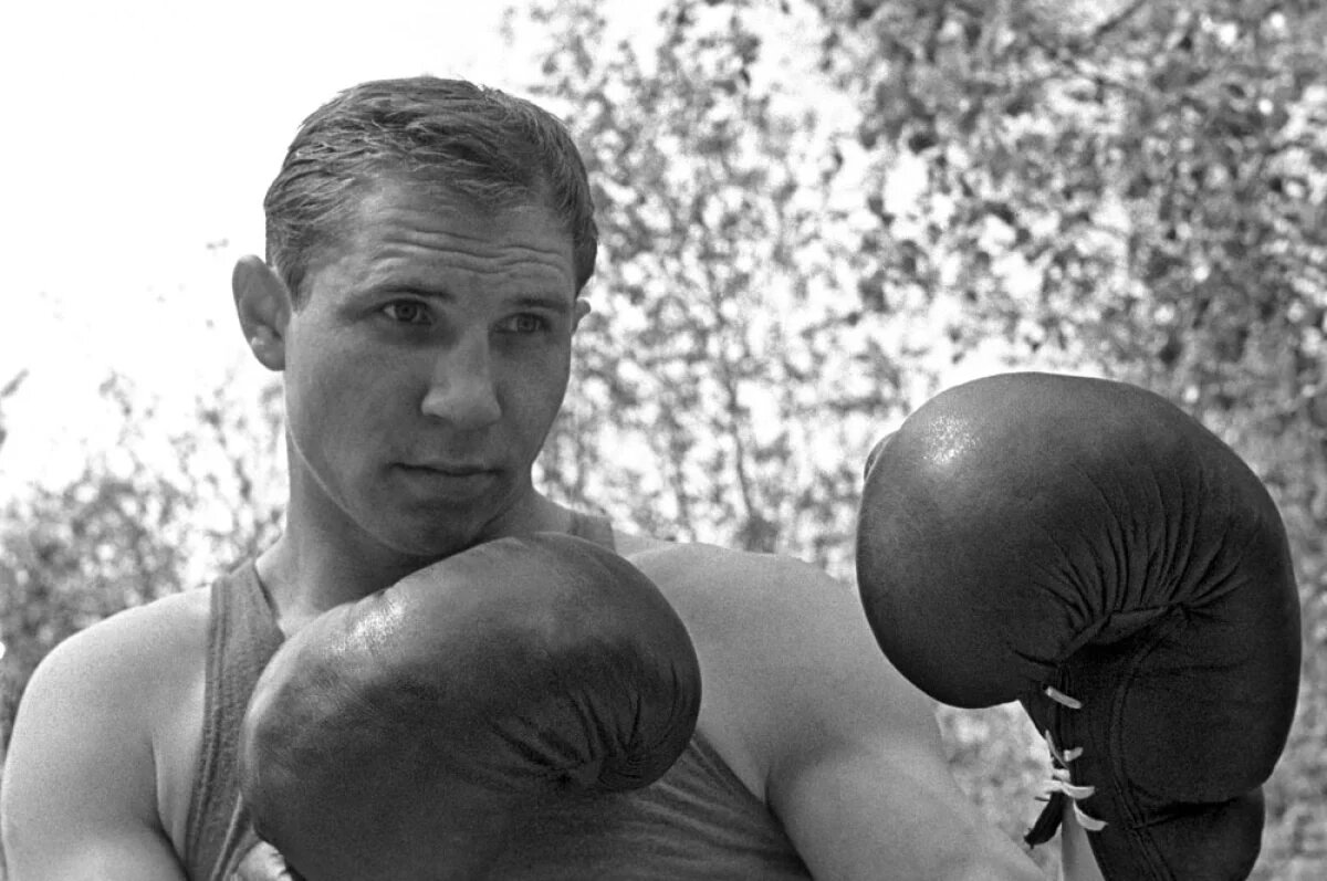    Из 213 боёв боксёр Попенченко выиграл 200, половину – нокаутом.