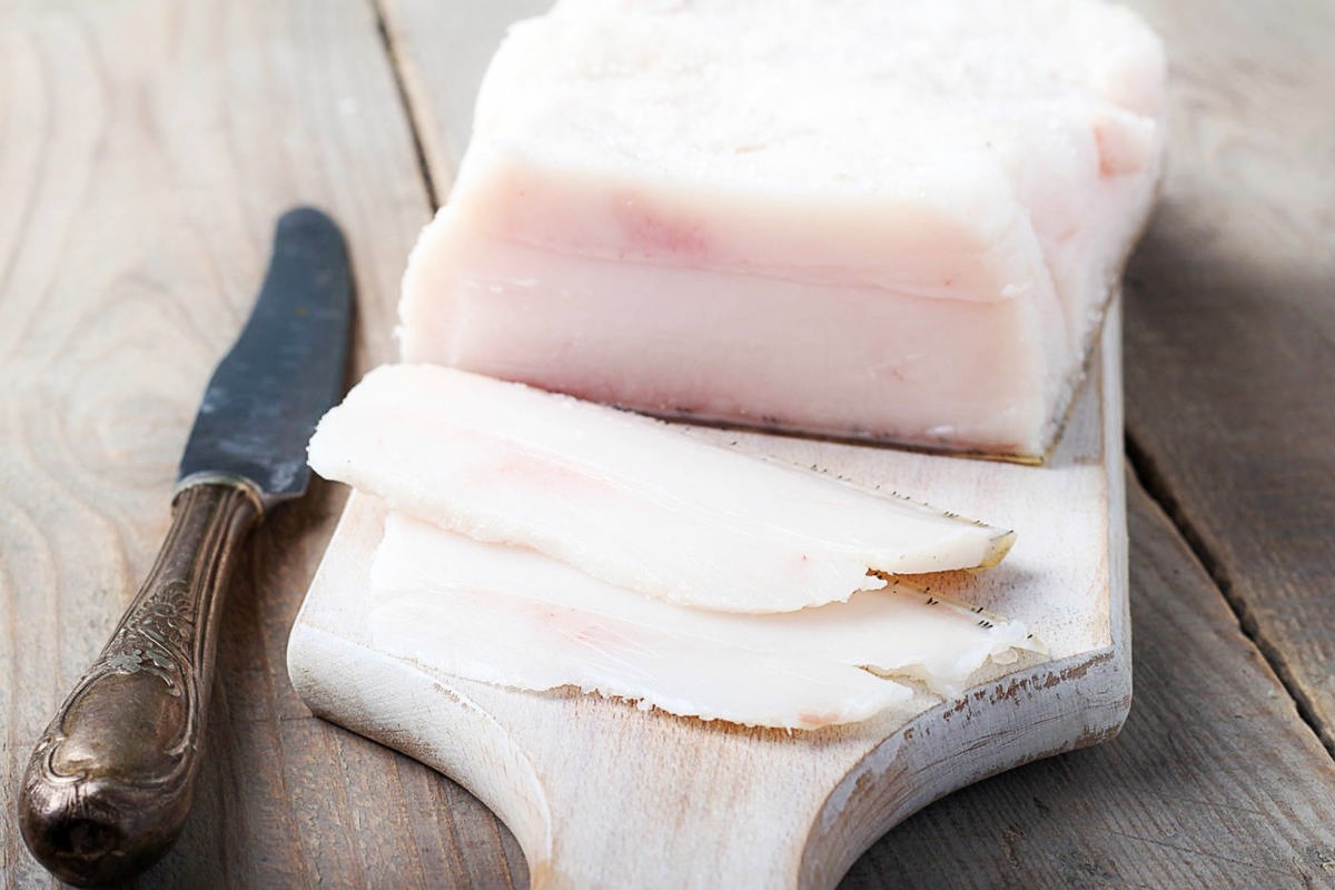 Еще несколько десятков лет назад считали, что сало вредно для нашего организма. Но учеными доказано, что оно приносит неоценимую пользу, конечно, в умеренном количестве.
