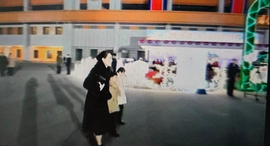 Ким с мальчиком и девочкой на площади