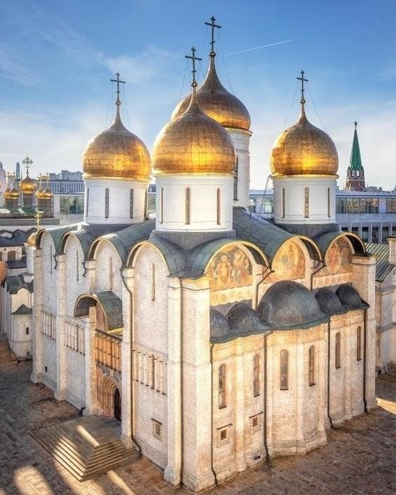 Успенский собор - первое каменное здание на территории Москвы (первоначальная дата строительства 1327 год).