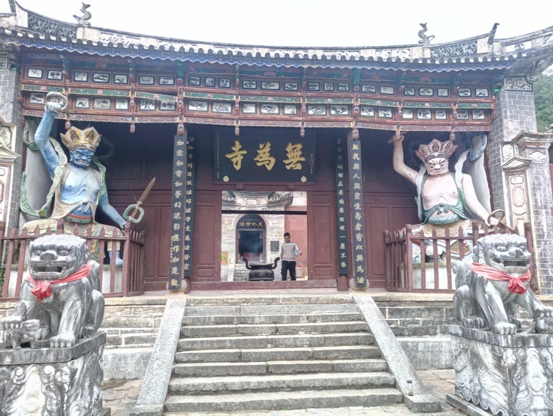 Вход. Иногда дети боятся заходить внутрь и родители говорят им, что это защитники. Они защищают от злых духов.