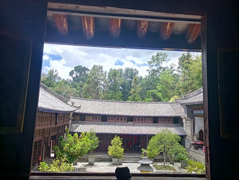 Окно во внутренний дворик из моей комнаты