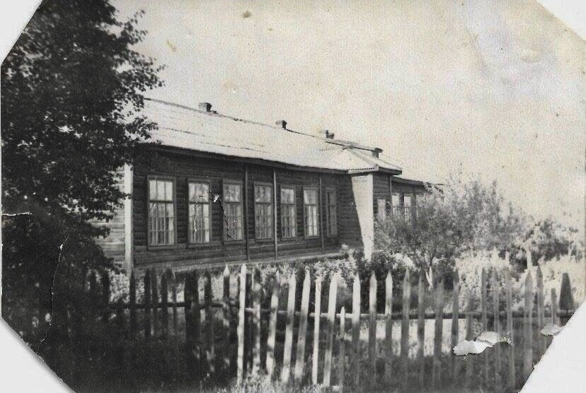 Здание старой школы в Новосёлово