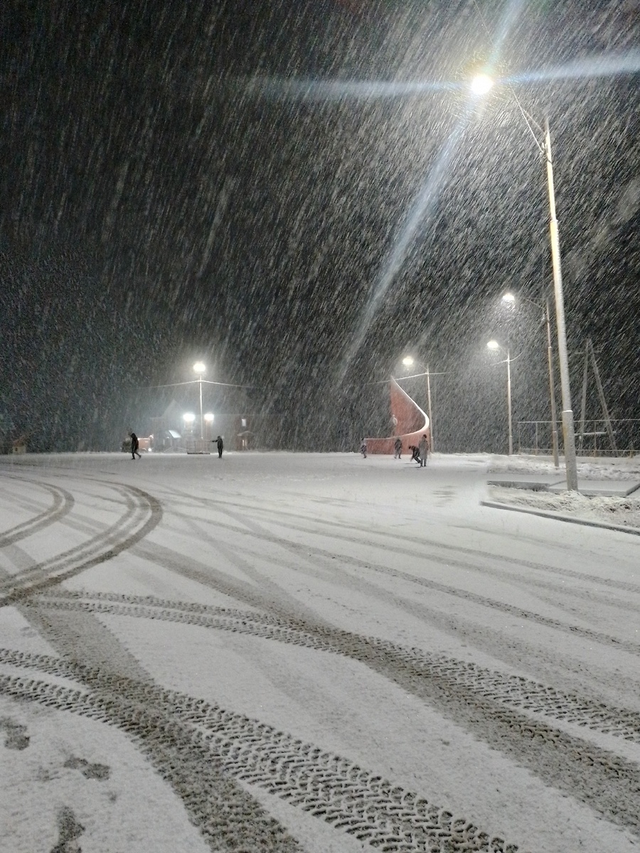Вдали виднеется необычный  памятник Ленину. Фото автора