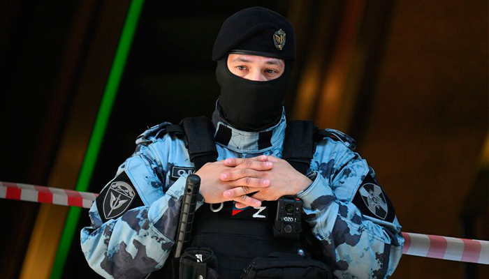 Два десятка людей в масках ворвались в помещение, положили посетителей лицом в пол и обыскали их. Фото: golosepohi.ru
