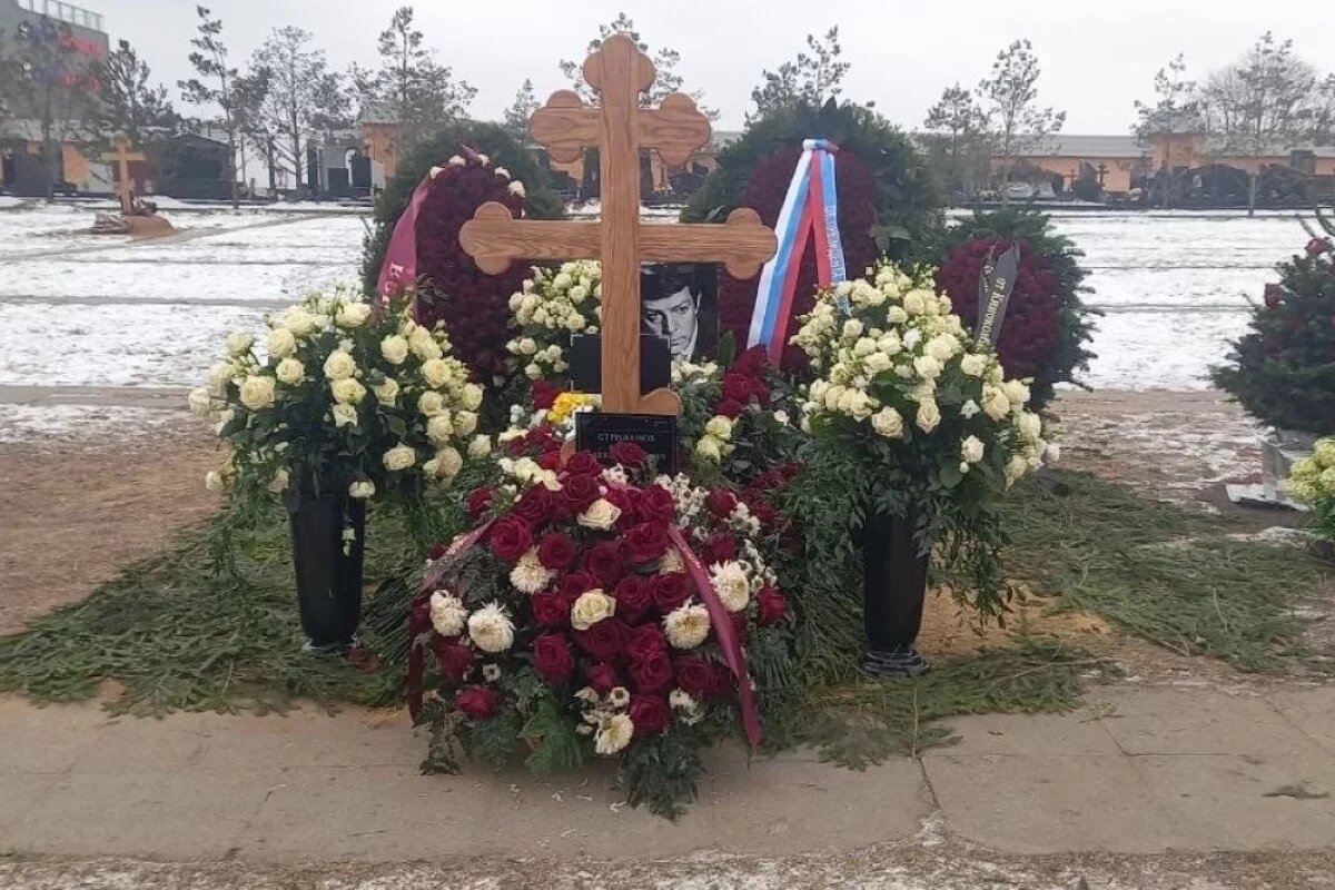    Могила Олега Стриженова на Троекуровском кладбище.