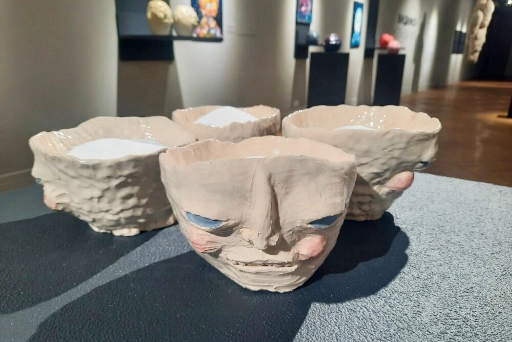    Скульптура «Сторож» представляет собой несколько ёмкостей с оскалившимися лицами, внутри которых засыпана соль. Фото:  АиФ/ Анна Попова