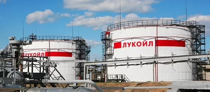 По данным телеграм-каналов, система ПВО уничтожает дроны на подлете к местному НПЗ в Красноармейском районе Волгограда. Фото: vnpz.lukoil.ru